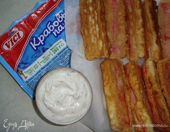 Для сметанного соуса чеснок пропустить через пресс, укроп мелко порубить и смешать со сметаной. Посолить и поперчить по вкусу.