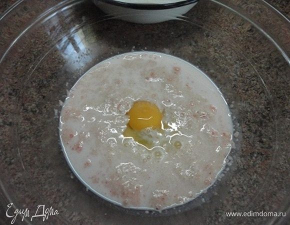 В теплой воде смешайте 1 ч. ложечку сахара и половину пакетика дрожжей для сдобы. Оставьте а теплом месте на 15 минут. Затем добавьте яйцо, соль и остальной сахар.