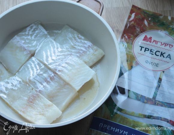 Филе трески ТМ «Магуро» нарежьте либо кубиками, либо тонкими прямоугольными кусочками. Я предпочитаю второй вариант. Сбрызните треску лимонным соком и белым вином и оставьте мариноваться на 15-20 минут. После чего слейте маринад, просушите рыбу. Выложите ее на сковороду и обжарьте на сливочном масле, буквально по паре минут с каждой стороны до почти полной готовности на среднем огне.