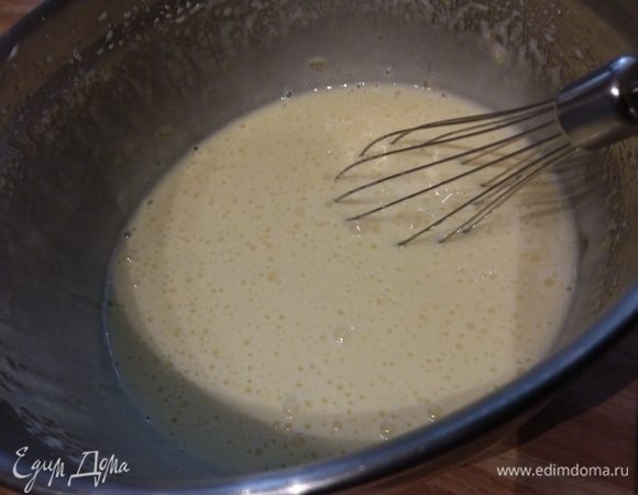Добавить яичный ликер (его можно заменить на молоко, лимонад или просто газированную воду) и растительное масло без ярко выраженного вкуса и запаха. Продолжать взбивать.
