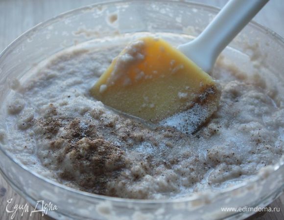 Натрите картофель на самой мелкой терке (или измельчите в блендере) и дайте стечь лишней жидкости. Измельчите в блендере лук и смешайте с картофелем. Посолите, добавьте мускатный орех.