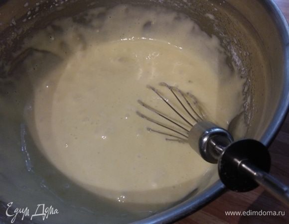 В отдельной емкости смешать муку, разрыхлитель и щепотку соли. Всыпать в смесь и на маленьких оборотах вмешать в тесто. Долго вымешивать не стоит, нужно только убедиться, чтобы не было комочков.