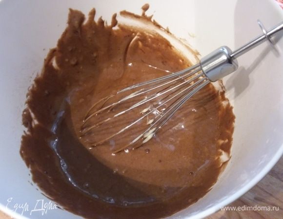 Тесто разделить на две части. В одну из частей добавить какао, опять же избавиться от комочков. 