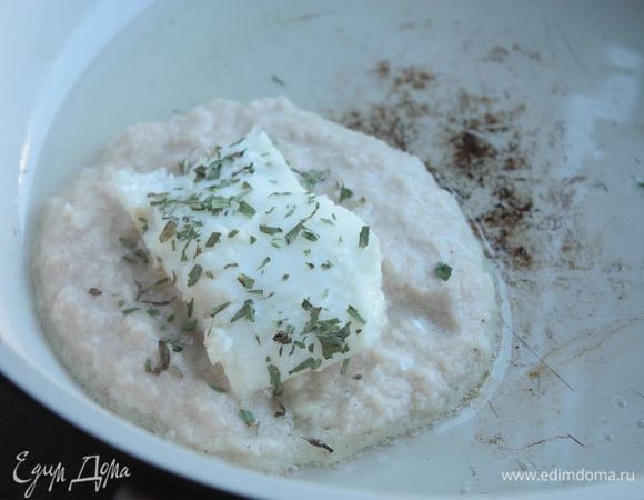 Разогрейте сковороду и налейте на нее растительное масло. Аккуратно выложите картофельную массу, разровняйте, чтобы она была тонкой и имела форму овала. Поверх выложите филе трески, присыпьте эстрагон.