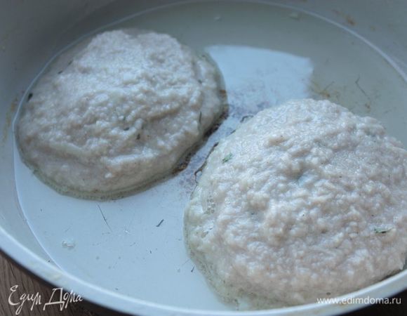 И тут же аккуратно «прикройте» рыбу второй порцией картофельной массы. Разровняйте, чтобы получился ровный драник, накройте сковороду крышкой и обжаривайте до готовности на среднем огне. 
Не накладывайте слишком много картофельной массы, чтобы слой картофеля не был слишком толстым — тогда получится менее вкусно.