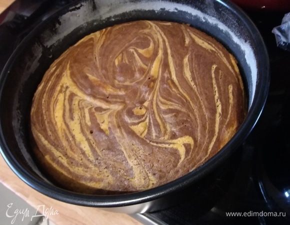 Выпекать в заранее разогретой до 175°С духовке 30 минут. Проверить на сухую палочку. Коржу дать полностью остыть, лучше это сделать на решетке. 