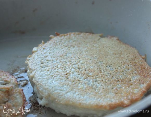 Переворачивать следует тоже аккуратно! Почему я рекомендую жарить с закрытой крышкой и на среднем огне? Чтобы верхняя часть массы также схватилась и при переворачивании драника не была жидкой. При сильном огне драники быстро покрываются золотистой корочкой, но не успевают пропекаться внутри.