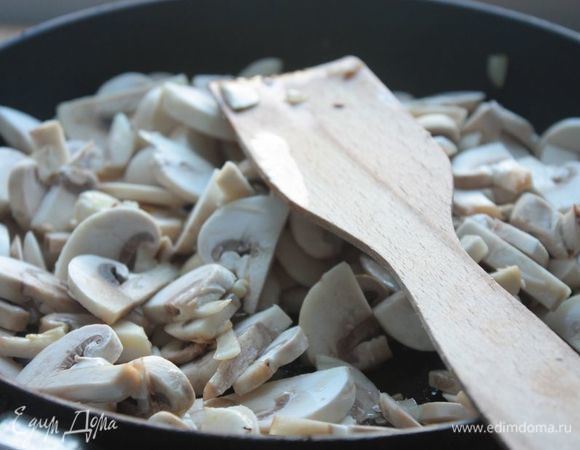 Для грибного соуса обжарьте на сливочном масле лук до прозрачности, добавьте нарезанные грибы, посолите и тушите около 10 минут на среднем огне. За пару минут до готовности влейте сливки и дайте им немного увариться вместе с грибами.