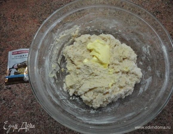 Просейте муку к жидким ингредиентам и перемешайте. Добавьте мягкое сливочное масло и замесите мягкое тесто. Оставьте в тепле для подъема.