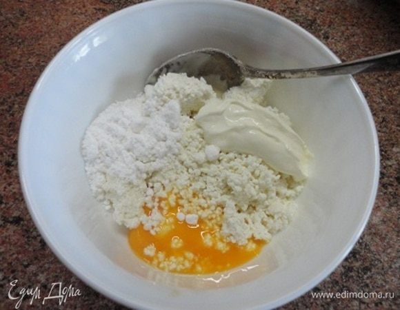 За это время приготовьте масляную крошку, смешав холодное сливочное масло с мукой. Перетрите руками в крошку и уберите в холодильник. Для начинки смешайте творог с сахарной пудрой и яйцом. Когда я уже испекла ватрушки, поняла, что в начинку лучше добавить только желток, а белок оставить для смазки, чтобы крошка лучше держалась.