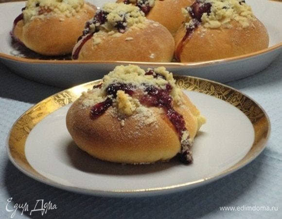 Это булочка с черничным джемом.