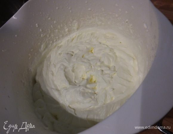 Когда корж и пудинг полностью остыли, можно заняться сборкой торта. Для этого закончим приготовление крема. Взбить сливки с остальным сахаром. Отставить в сторону (холодильник).  