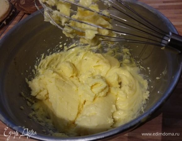 Взбить пудинг. Для этого по частям выкладывать его в миску и взбивать миксером на больших оборотах. 