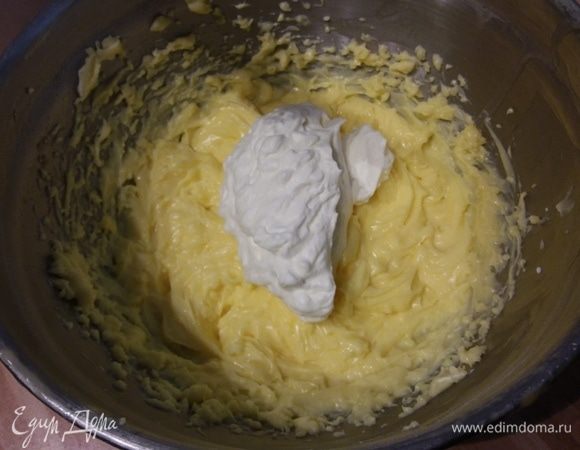 Пудинг взбит до кремовой консистенции, можно добавлять взбитые сливки, тоже не сразу, а в несколько приемов. 