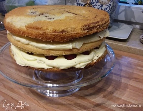 То же самое проделать и со вторым коржом. Сверху выложить третий. Осторожно прижать коржи, чтобы сделать торт компактнее. 