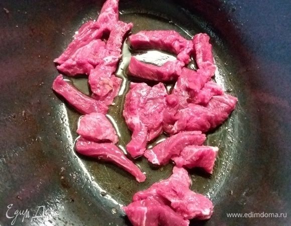 В жаровне разогреть масло и обжарить порционно мясо. Порционно это важно, иначе мясо будет не жариться, а тушиться и станет жестким. 