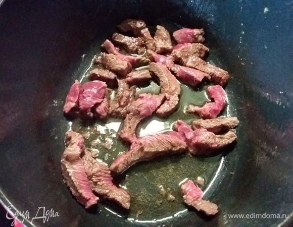 Обжаренные кусочки мяса выкладываем на тарелку. 