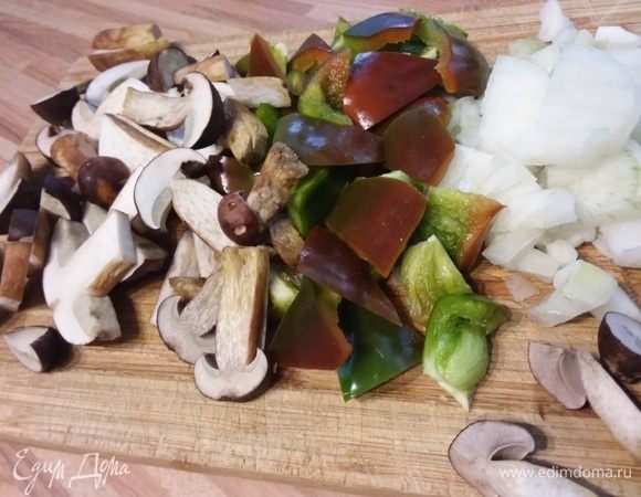Лук, грибы и перец нарезать. 