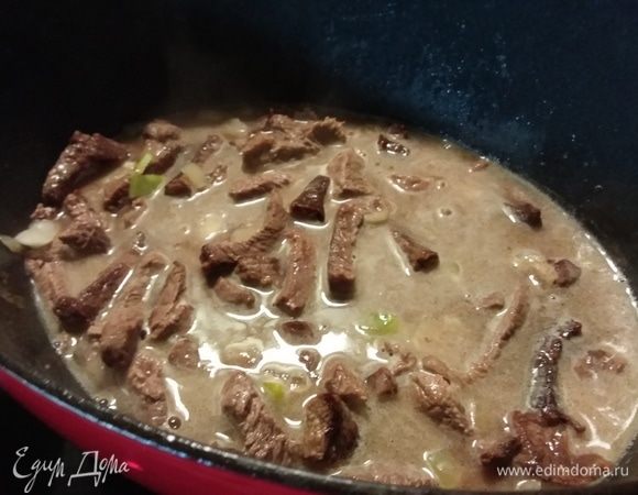 Влить бульон (у меня вода), довести до кипения, варить 5 минут. 