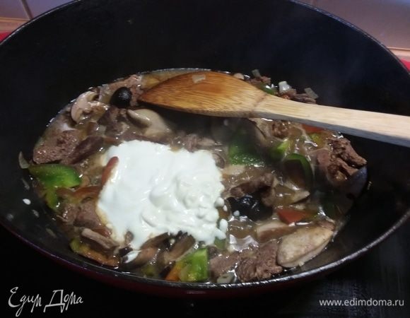 Смешать сметану с горчицей и крахмалом и вылить в бефстроганов. Заправить солью, перцем и сладкой паприкой. 