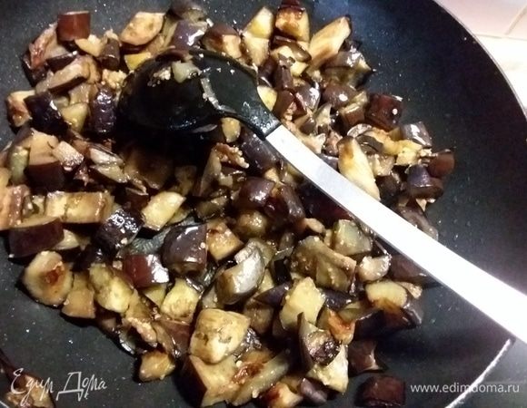 Баклажаны нарезать кубиком и обжарить на подсолнечом масле. Масла потребуется меньше, если баклажаны чаще перемешивать, чтобы не дать им возможности подгореть. 