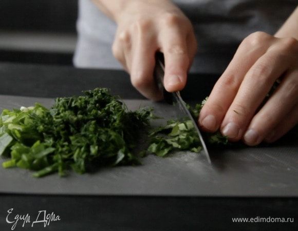 Нарезать зелень.