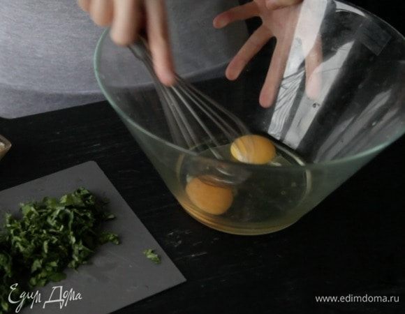 Взбить яйца.