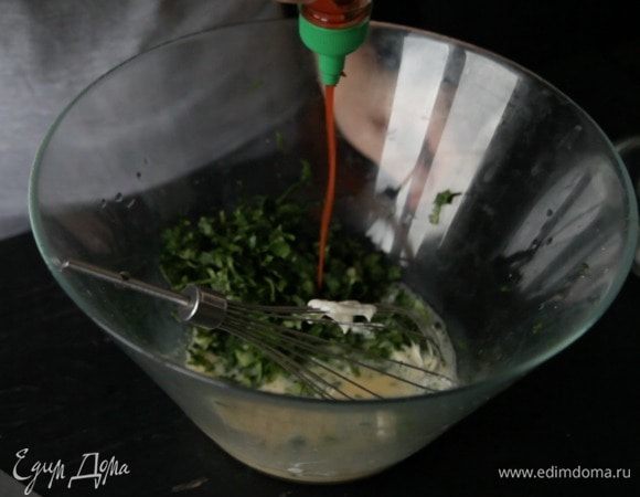 Добавить к яйцам зелень, сыр, чили и майонез. Хорошо перемешать.