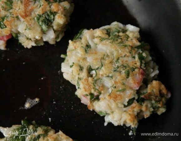 Сформировать котлетки и обжаривать до золотистого цвета с двух сторон.