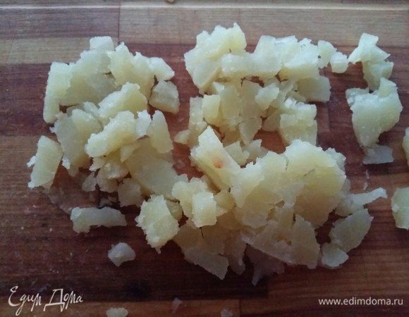 Порезать кубиками картофель.