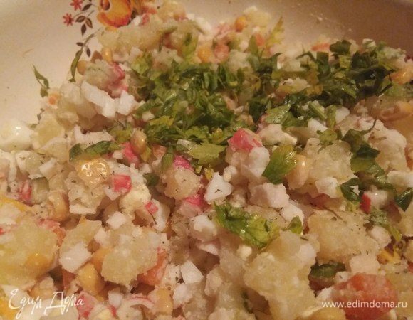 Далее все смешать в салатнике. Добавить консервированную кукурузу, соль, зелень и майонез. Подать к столу, как душа пожелает.