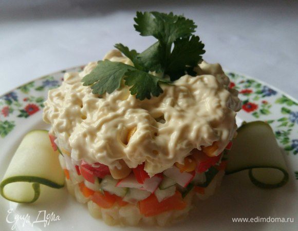 Либо салат выложить слоями в кольцо, полив сверху майонезом.
Украсить на свое усмотрение.