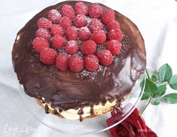 Украсить торт оставшейся малиной и посыпать сахарной пудрой. 