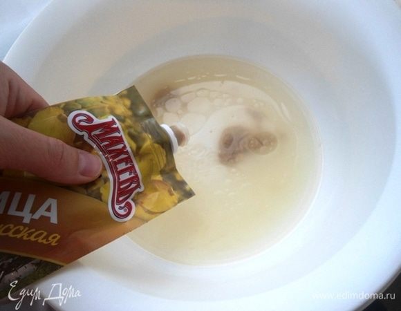 Воду подогреть до теплой. В миске смешать воду, соль, сахар, масло. Добавить горчицу ТМ «МахеевЪ» и хорошо перемешать.