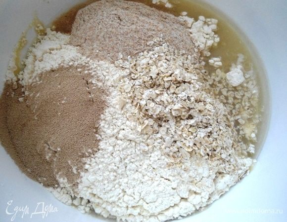 Муку просеять. В миску с водой добавить муку, хлопья, дрожжи. Всю муку сразу я не всыпаю, 120 граммов оставляю и добавляю по необходимости.
