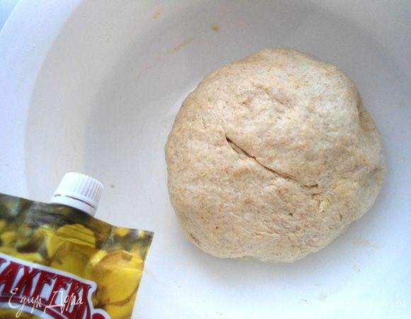 Замесить не сильно плотное мягкое и не липкое тесто. Месить руками не менее 5 минут. Миску смазать растительным маслом, обвалять в ней шар из теста и поставить на расстойку в теплое место без сквозняка на 1 час.