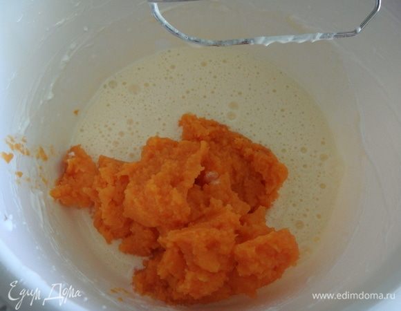 Желтки отделить от белков. Взбить желтки с 1/2 стакана сахара до побеления. Выложить тыквенное пюре и перемешать.