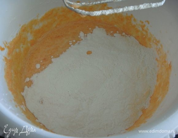 Добавить просеянную муку, перемешать.
