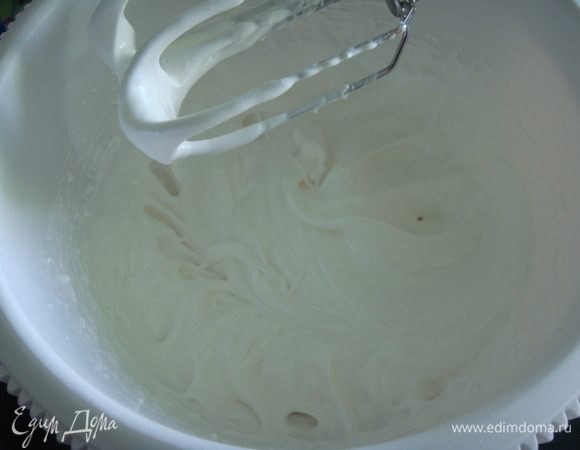 Белки взбить до пышной пены, частями всыпать сахар и взбивать до устойчивых пиков.