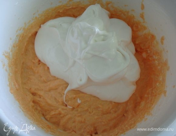 Выложить взбитые белки к тыквенной массе и аккуратно перемешать лопаткой.