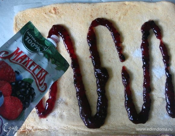 Рулет развернуть и выдавить ягодный джем ТМ «МахеевЪ».