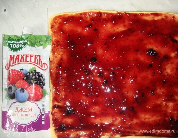 Равномерно распределить джем по поверхности.