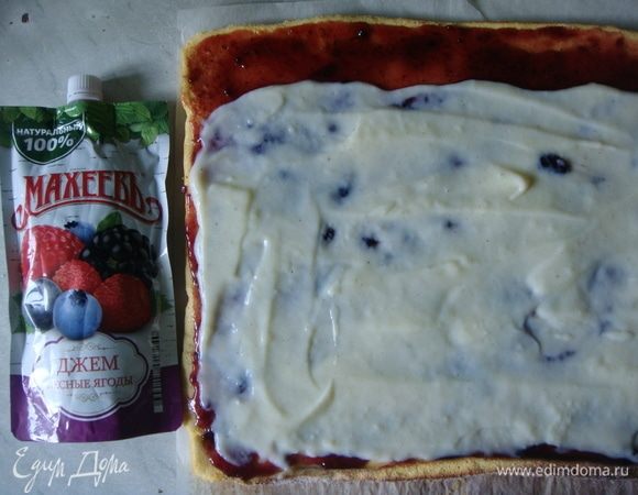 Сверху выложить остывший заварной крем и распределить. 