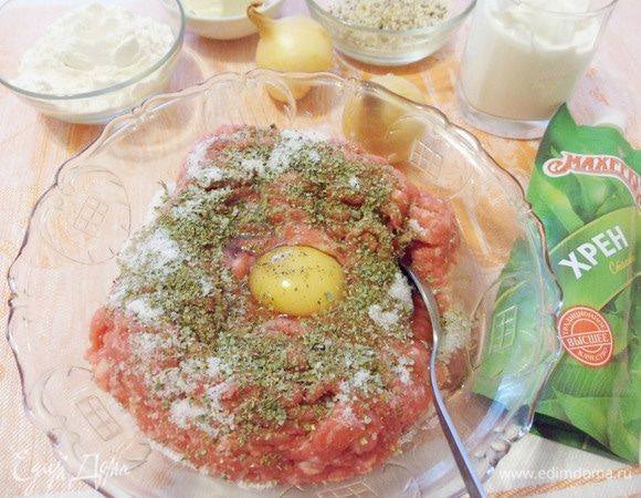 В миске смешать говяжий фарш с яйцом, добавить сушеный майоран, соль и перец.