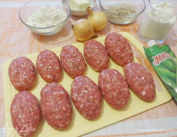 Котлетки должны быть овальными и плоскими.