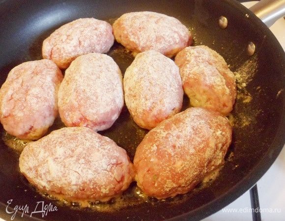 Котлеты запанировать в небольшом количестве муки и обжарить на сковороде на половине растопленного сливочного масла до румяной корочки.