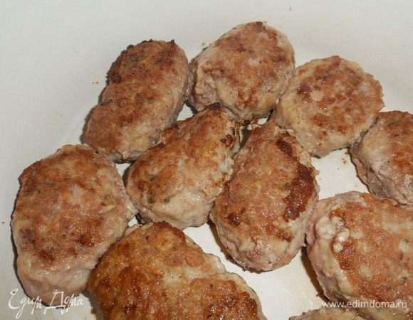 Обжаренные зразы переложить в глубокую кастрюлю с толстым дном.