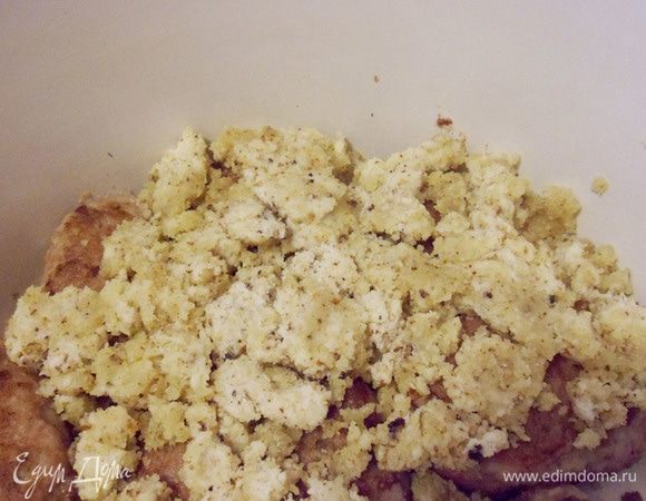 Накрыть зразы смесью с хреном и обжаренными сухарями.