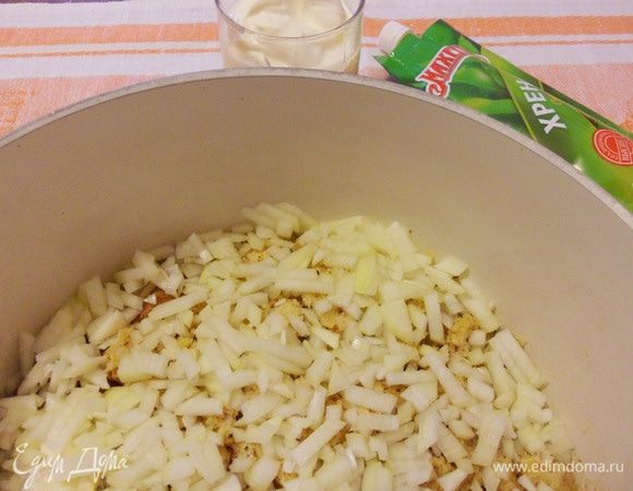 Посыпать сверху мелко нарезанным репчатым луком.