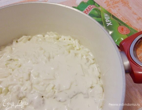 Влить заправку в кастрюлю со зразами. Тушить под крышкой на среднем огне около 20-30 минут до готовности зраз и лука.